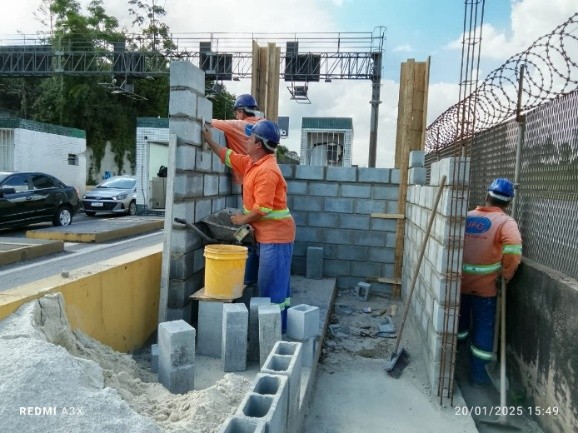 Construção de muro em praça de pedágio